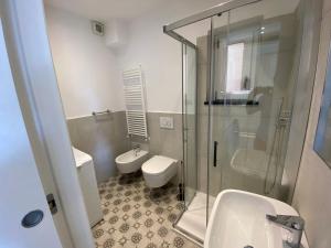 y baño con ducha, aseo y lavamanos. en Suite 5 stelle nel Borgo di Celle Ligure, en Celle Ligure
