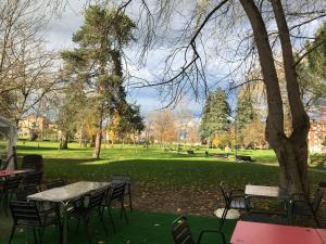 un tavolo da picnic e sedie in un parco di Hospedaje Albizabal HVI00405 ad Amurrio