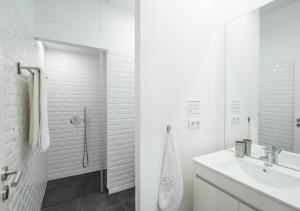Un baño blanco con lavabo y ducha en Oporto Comfort Dom Hugo - Historic Apartments, en Oporto 35 fotos más