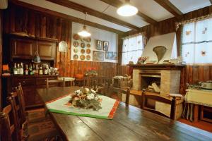 une salle à manger avec une table et une cheminée dans l'établissement Casa del Miele, à Tessera