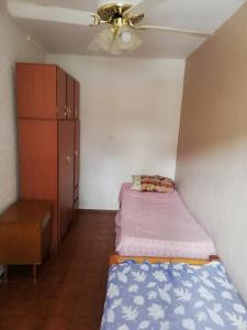 a bedroom with two beds and a ceiling fan at Cabañas San Gabriel Carlos Paz in Villa Carlos Paz