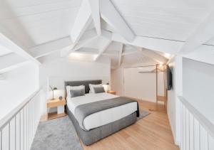 1 dormitorio blanco con 1 cama y TV en Oporto Comfort Dom Hugo - Historic Apartments, en Oporto