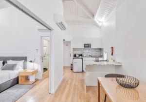 Un apartamento blanco con una cama y una cocina. en Oporto Comfort Dom Hugo - Historic Apartments, en Oporto