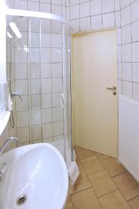 a bathroom with a shower and a sink and a toilet at Best Deal Airporthotel Weeze in Weeze