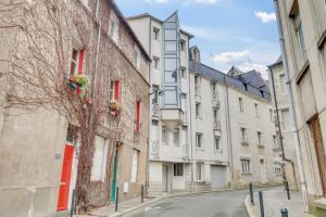 an empty street in a city with buildings at Sublime duplex Nantes Cathédrale in Nantes