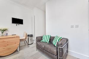 Groves 4 bedroom, Shepherds Bush