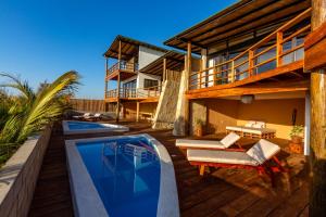a villa with a swimming pool and a house at Casas Lua & Mar - Vichayito - Máncora in Vichayito