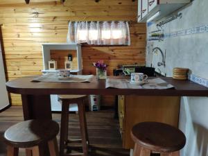 una cucina con tavolo e sgabelli in una stanza di Lucero a La Pedrera