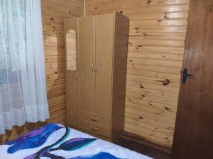 una camera da letto con una parete in legno e un armadio di Lucero a La Pedrera Altre 3 foto
