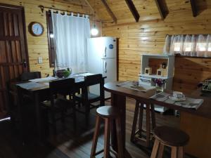 una cucina con pareti e tavoli in legno e frigorifero di Lucero a La Pedrera