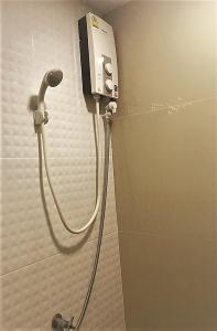 暖武里的住宿－Boom inn，浴室设有淋浴,墙上配有电话