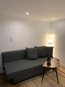 uma sala de estar com um sofá e uma mesa em Loft Luxe La Plaine em Marselha