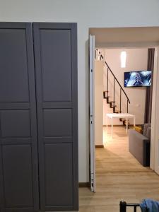 Televízia a/alebo spoločenská miestnosť v ubytovaní Amber Hostel