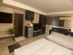 Postel nebo postele na pokoji v ubytování Michelle hotel