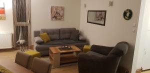 A seating area at Apartman Mina Divcibare