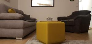 A seating area at Apartman Mina Divcibare