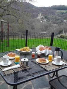ベルカステルにあるchambre d'hôtes Cadravals Belcastel Aveyronの食べ物と飲み物の盛り合わせが付いたテーブル