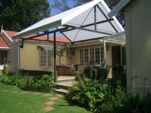 awning over the front porch of a house at Nutmeg Guest House in Howick
