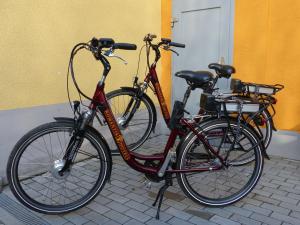 zwei Fahrräder stehen neben einem Gebäude geparkt in der Unterkunft Schusters Haus in Boppard
