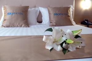 Postel nebo postele na pokoji v ubytování Sky 2 Hotel Tirana