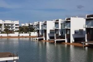 una fila di edifici con acqua di fronte di Appt Bouznika EDEN ISLAND pied sur Mer a Bouznika