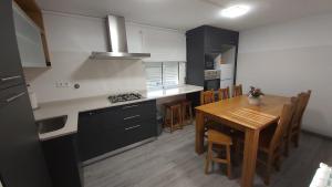 a kitchen and dining room with a table and chairs at Casas do Castelo in Aldeia da Serra