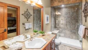 Ένα μπάνιο στο I Spy - Cozy Pet Friendly, Ski In Ski Out Condo with Private Hot Tub +55 φωτογραφίες