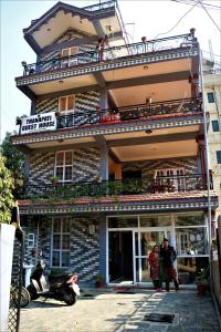 Un edificio con due persone davanti di Thanapati Guesthouse a Pokhara