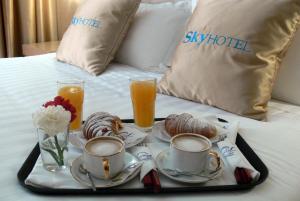 Postel nebo postele na pokoji v ubytování Sky 2 Hotel Tirana