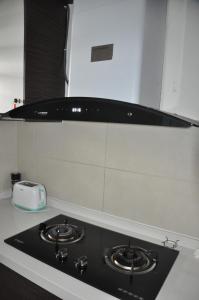 Kuchyň nebo kuchyňský kout v ubytování AmySity Homestay Gandaria Modern Lifestyle walking distance to Hub Shopping Centre at Sek 9 Bangi Sentral With Netflix