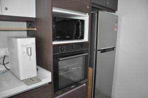 Kuchyň nebo kuchyňský kout v ubytování AmySity Homestay Gandaria Modern Lifestyle walking distance to Hub Shopping Centre at Sek 9 Bangi Sentral With Netflix