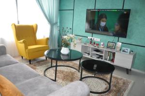 Posezení v ubytování AmySity Homestay Gandaria Modern Lifestyle walking distance to Hub Shopping Centre at Sek 9 Bangi Sentral With Netflix