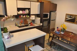 Kuchyň nebo kuchyňský kout v ubytování AmySity Homestay Gandaria Modern Lifestyle walking distance to Hub Shopping Centre at Sek 9 Bangi Sentral With Netflix