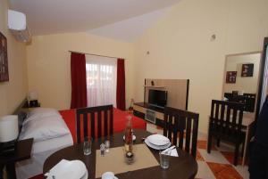 Televízia a/alebo spoločenská miestnosť v ubytovaní Apartments Stepic