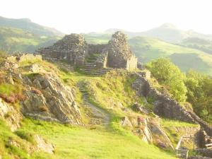 um edifício antigo no lado de uma montanha em The Dolgoch em Bryn-crug