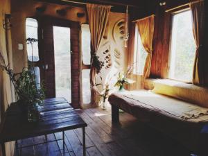 un salon avec un canapé et deux fenêtres dans l'établissement Raices del Mar, à La Pedrera