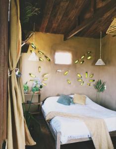 um quarto com duas camas e flores na parede em Raices del Mar em La Pedrera