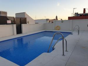 una piscina sul tetto di un edificio di Las tres Biznagas a Málaga
