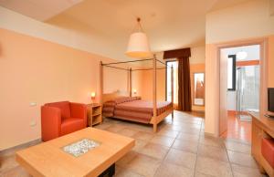 ガリアーノ・デル・カーポにあるIl Tabacchificio Hotelのベッドルーム(天蓋付きベッド1台付)、リビングルーム