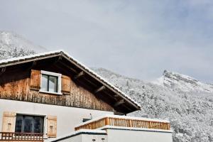 una casa con una montaña cubierta de nieve en el fondo en Appartement nature, en Thônes