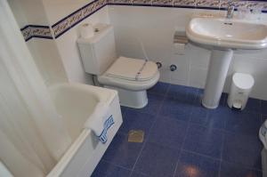 A bathroom at Puente Romano