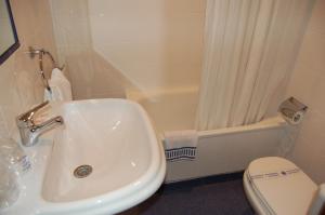 A bathroom at Puente Romano