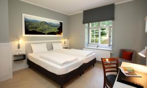Postel nebo postele na pokoji v ubytování Jugendstilhotel Trifels