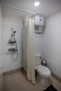 Ванная комната в Comfy Studio Apartment By REQhome