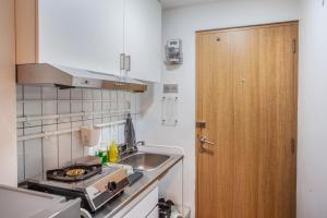 Dapur atau dapur kecil di Comfy Studio Apartment By REQhome