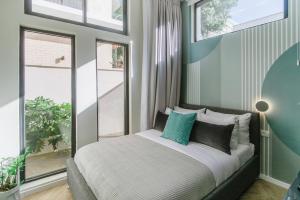 Letto o letti in una camera di Colorbox - by Loginn Tel-Avivian hotels
