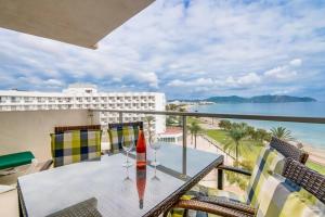 balkon ze stołem i krzesłami oraz oceanem w obiekcie Sa Maniga 6F w Cala Millor
