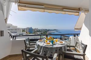 アデへにあるFantastic view apartment in Villamarの海の景色を望むバルコニー(テーブル付)