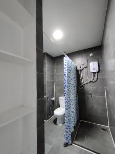 een badkamer met een toilet en een douche bij Ava Empire Damansara Modern High Floor Great Views in Petaling Jaya