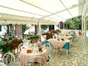 Reštaurácia alebo iné gastronomické zariadenie v ubytovaní Hotel Park Calitto